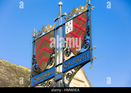 Chipping Campden Dorf in den Cotswolds mit Wappen auf blauem Himmel Wintertag, England Stockfoto