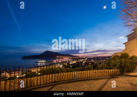 Panoramablick über Altea Dorf in Costa Blanca, Spanien in der Dämmerung Stockfoto