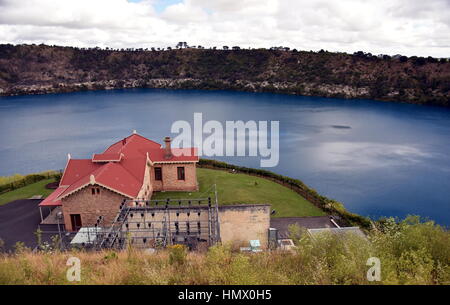 Blue Lake mit der Pumpstation am Mt Gambier, South Australia. Der blaue See ist ein großer Monomictic Kratersee befindet sich in einem ruhenden vulkanischen maar Stockfoto