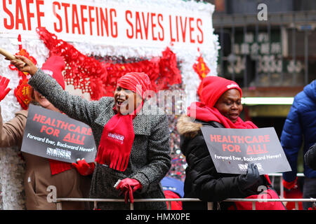 New York, USA. 5. Februar 2017. New York Chinatown feiern Lunar New Year, Jahr des Hahnes mit Löwentänze, Drache tanzt und einer großen Parade. Bildnachweis: Robert K. Chin/Pacific Presse/Alamy Live-Nachrichten Stockfoto