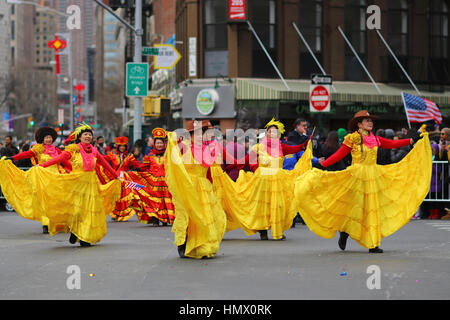 New York, USA. 5. Februar 2017. New York Chinatown feiern Lunar New Year, Jahr des Hahnes mit Löwentänze, Drache tanzt und einer großen Parade. Bildnachweis: Robert K. Chin/Pacific Presse/Alamy Live-Nachrichten Stockfoto