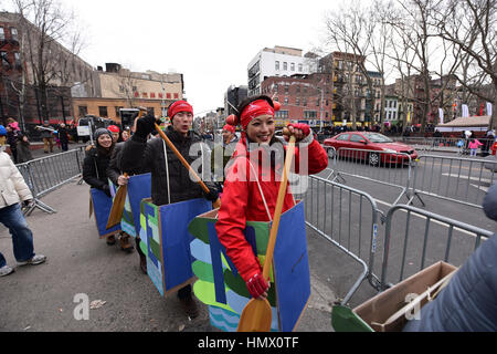 New York City, USA. 5. Februar 2017. Feiern für das chinesische Neujahrsfest des Hahnes weiter in Manhattans Lower East Side mit einer Parade entlang Sara Roosevelt Park mit Drachen & schwimmt. Im Inneren der Park Familien erhielt Proben der chinesischen Kalligraphie & Glück entnimmt Kirschblüte Bäume Credit: Andy Katz/Pacific Press/Alamy Live News Stockfoto