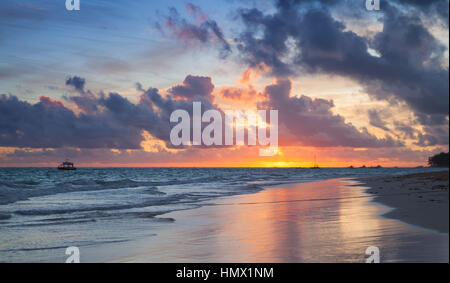 Bunte Sonnenaufgang über dem Atlantik Küste, Bavaro Beach, Insel Hispaniola. Dominikanische Republik, Küstenlandschaft Stockfoto