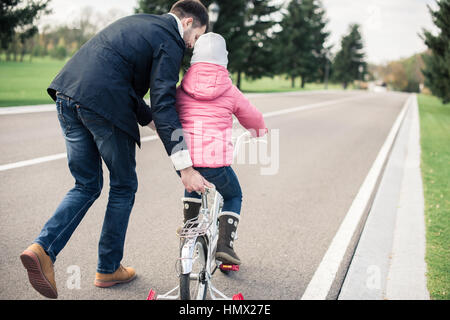 Vater Lehre Tochter, Fahrrad fahren Stockfoto