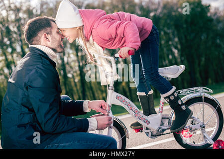 Check-Fahrrad kleinen Tochter Vater Stockfoto