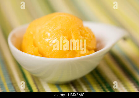 Hausgemachte Mango-Eis oder Mango-sorbet Stockfoto