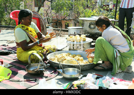 Menschen sind traditionelle indische Küche Bafle und Gatta Curry Kochen auf einem Festival Anlass. Stockfoto
