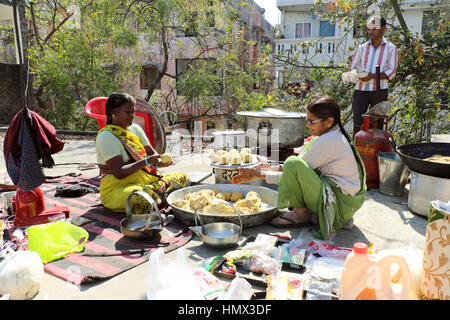 Menschen sind traditionelle indische Küche Bafle und Gatta Curry Kochen auf einem Festival Anlass. Stockfoto