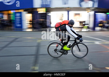 Ein Pendler reitet durch die Londoner Stockfoto