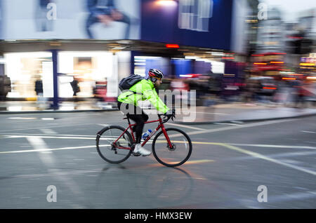 Ein Pendler reitet durch die Londoner Stockfoto