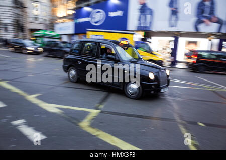 Ein Taxi fährt über Piccadilly Circus im Zentrum von London Stockfoto