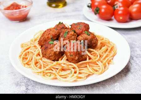 Frikadellen und Spaghetti auf Teller, Nahaufnahme Stockfoto