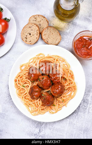 Fleischbällchen in Tomatensauce und Spaghetti, Ansicht von oben Stockfoto