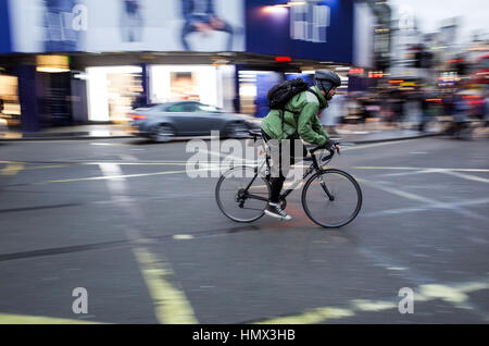 Ein pendler Fahrten mit dem Fahrrad durch London Stockfoto