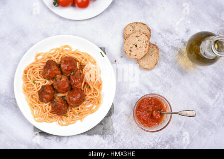 Frikadellen und Spaghetti auf hellem Hintergrund, Ansicht von oben Stockfoto