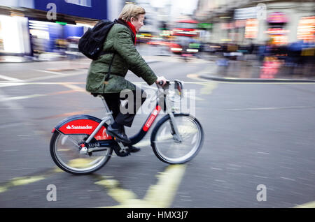 Ein Pendler Fahrradtouren ein Santander mieten durch die Londoner Stockfoto