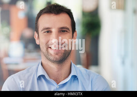 Er ist eine selbstbewusste und erfolgreiche Geschäftsmann Stockfoto