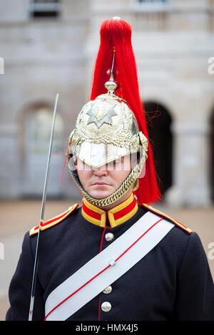 LONDON - 4 SEPTEMBER: Soldat der Haushalt Kavallerie montiert Regiment aus die Blues and Royals montiert Geschwader steht Wache draußen Horse Guards Stockfoto