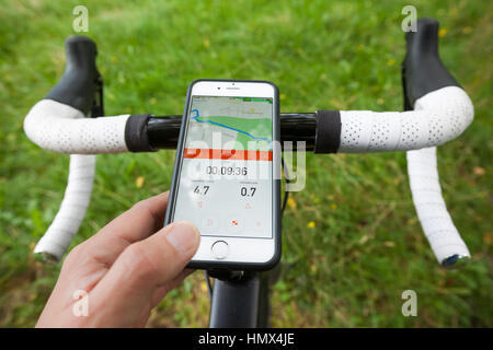 BATH, UK - 1. September 2015: Nahaufnahme eines Smartphones montiert auf den Lenker ein Rennrad in einem Park. Das Telefon zeigt die app Strava, Stockfoto