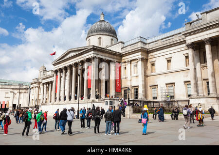 LONDON - 26.April: Touristen und Straßenkünstler außerhalb des National Gallery am Trafalgar Square, London am 26. April 2013. In der Galerie sind die na Stockfoto