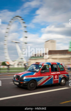 London, Vereinigtes Königreich - 4. September 2012: A London Taxi Taxi, das mit einem Anschluß-Markierungsfahne, Vodafone branding und die Worte 'London Calling' verziert ist Stockfoto