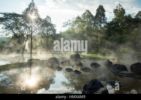 die heißen Quellen im Nationalpark Chae Son oder Jaesorn nördlich der Stadt Lampang in Nord-Thailand. Stockfoto