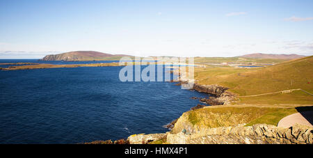 Blick Richtung unruhigen Kopf und Toab von Sumburgh Head auf einem schönen Morgen, Shetland, Schottland, UK. Stockfoto