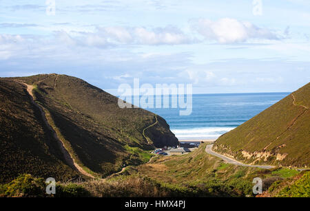 Kapelle Porth, eine kleine Bucht mit einem schönen Strand an der nördlichen Küste von Cornwall, England, UK. Stockfoto