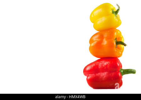 Helle, sehr lecker, saftig Paprika machen Pyramide zusammen isoliert auf weißem Hintergrund. Stockfoto