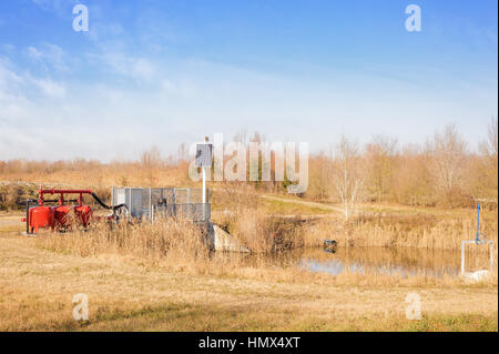 System Pumpen von Wasser für die Landwirtschaft, mit der Steuerung angetrieben durch Sonnenenergie Stockfoto