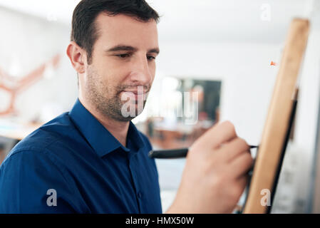 Geschäftsmann, neue Geschäftsideen auf einem Whiteboard schreiben Stockfoto