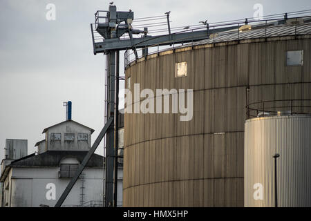 Industrielle Silos. Groß und mit grauer Kranich Stockfoto