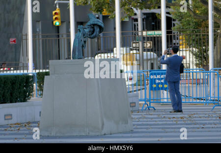 New York, Vereinigte Staaten von Amerika. 22. September 2016 - Non-Violence-Skulptur am Sitz der Vereinten Nationen in New York. .357 Magnum Revolver Bronze Skulptur Stockfoto