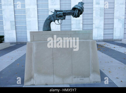 New York, Vereinigte Staaten von Amerika. 22. September 2016 - Non-Violence-Skulptur am Sitz der Vereinten Nationen in New York. .357 Magnum Revolver Bronze Skulptur Stockfoto