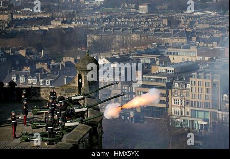 Mitglieder der 29 Commando Regiment Royal Artillerie Feuer ein 21-Gun Salute Edinburgh Castle, anlässlich des 65. Jahrestages der Thronbesteigung von Königin Elizabeth II. Stockfoto