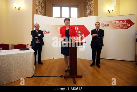 DUP-Führer Arlene Foster hält eine Rede im Brownlow House in Lurgan, Co Armagh, die Partei-Kampagne für die Northern Ireland Assembly-Wahl zu starten. Stockfoto