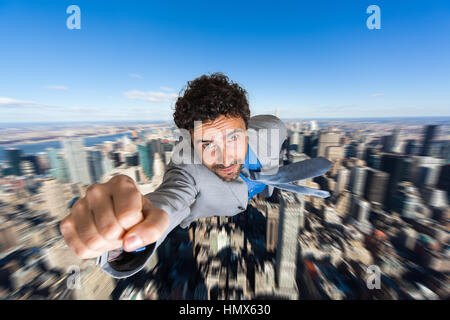Geschäftsmann Superhelden über eine Stadt zu fliegen Stockfoto
