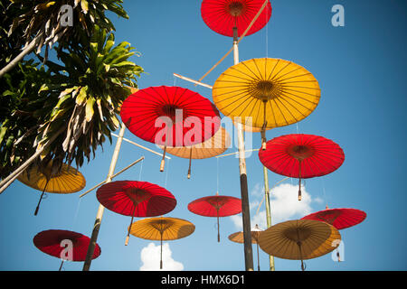 asiatischer Sonnenschirm am Ban Saonak Haus in der Altstadt der Stadt Lampang in Nord-Thailand. Stockfoto