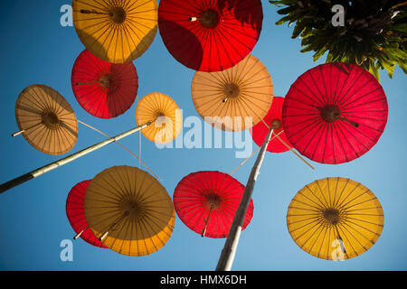 asiatischer Sonnenschirm am Ban Saonak Haus in der Altstadt der Stadt Lampang in Nord-Thailand. Stockfoto