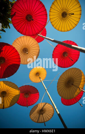 asiatischer Sonnenschirm am Ban Saonak Haus in der Altstadt der Stadt Lampang in Nord-Thailand. Stockfoto