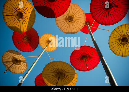 asiatischer Sonnenschirm am Ban Saonak Haus in der Altstadt der Stadt Lampang in Nord-Thailand. Stockfoto