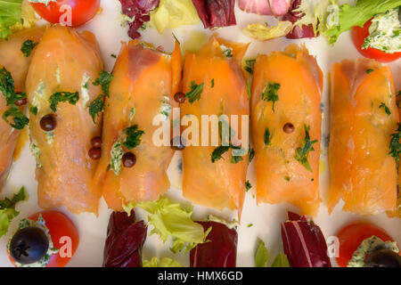 Wunderbare und köstliche geräucherter Lachs Brötchen mit Salat Tomaten Oliven und Käse Stockfoto