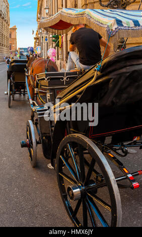 Pferd und Wagen in den Quattro Canti, eines achteckigen vier Seiten des barocken Platz in Palermo - Italien Stockfoto