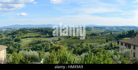 Landschaft des mittelalterlichen Dorfes namens San Gimignano in der Toskana, Italien Stockfoto