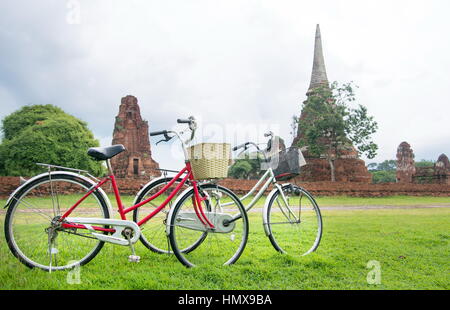 Radtour in den Ruinen des alten Königreichs von Ayutthaya in Thailand Stockfoto