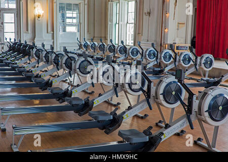 Detroit, Michigan - Indoor Rudergeräte bei Belle Isle Boat Club, jetzt die Ausbildungsstätte für die Detroit Boat Club Crew. Stockfoto