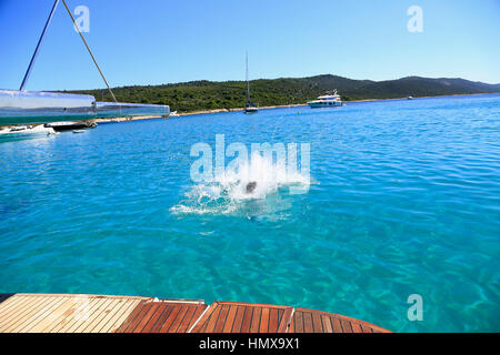 Spritzen nach dem Sprung ins Wasser von einem Boot aus. Freizeit und Unterhaltung, Kroatien Stockfoto