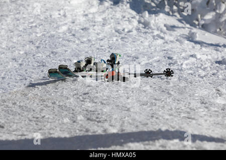 Detailansicht der Skibindungen und Ski auf der Piste liegen Stockfoto