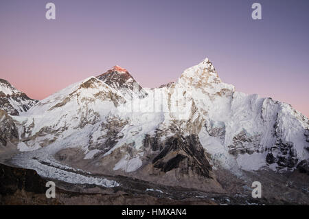 Mount Everest und Nuptse von Kala Patthar kurz nach Sonnenuntergang mit lila Himmel gesehen Stockfoto