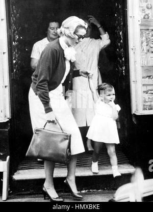 Prinzessin Grace hält die Hand ihrer Tochter, Prinzessin Caroline, während einer shopping-Tour in der Avenue des Moulins in Monte Carlo. Stockfoto